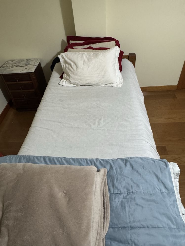 Cama+Mesinha de cabeceira+comoda