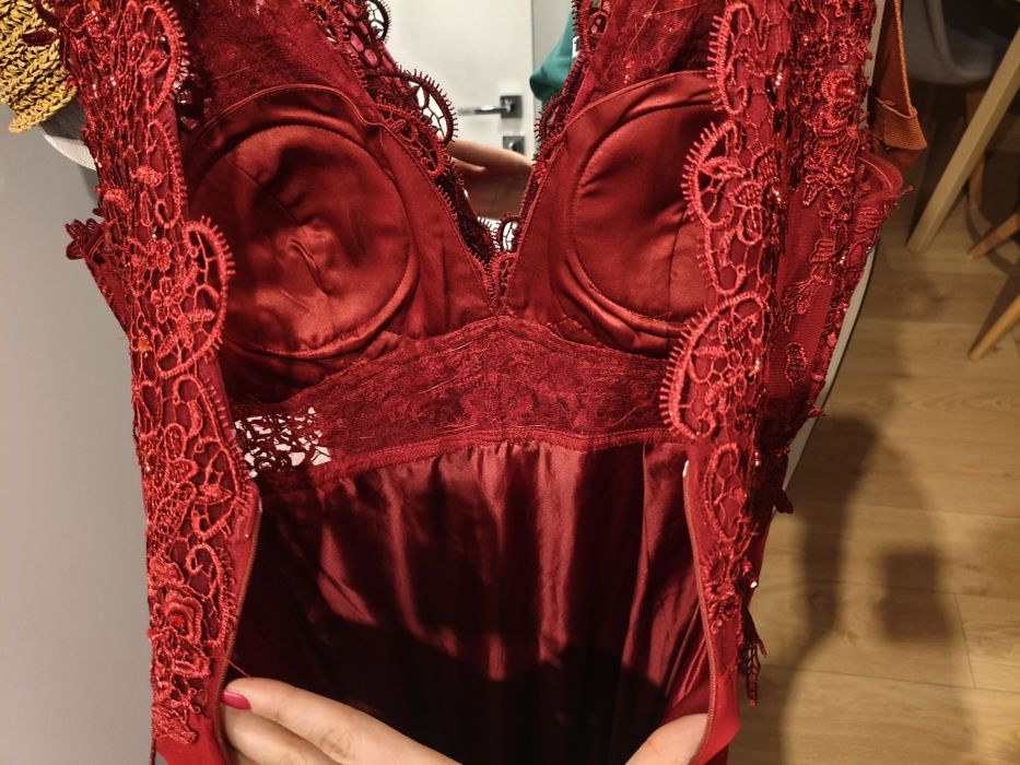 Burgundowa suknia wieczorowa