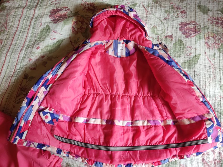 Зимова куртка зі штанами для дівчинки.