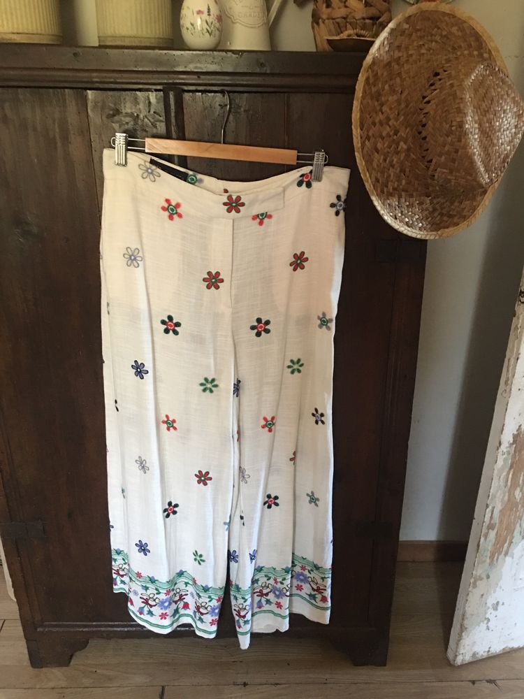 Calcas brancas com motibos florais Zara