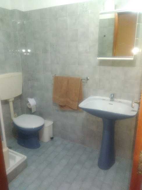 Quarto grande com varanda.