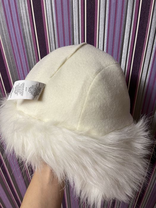 Шапка ушанка у білому кольорі