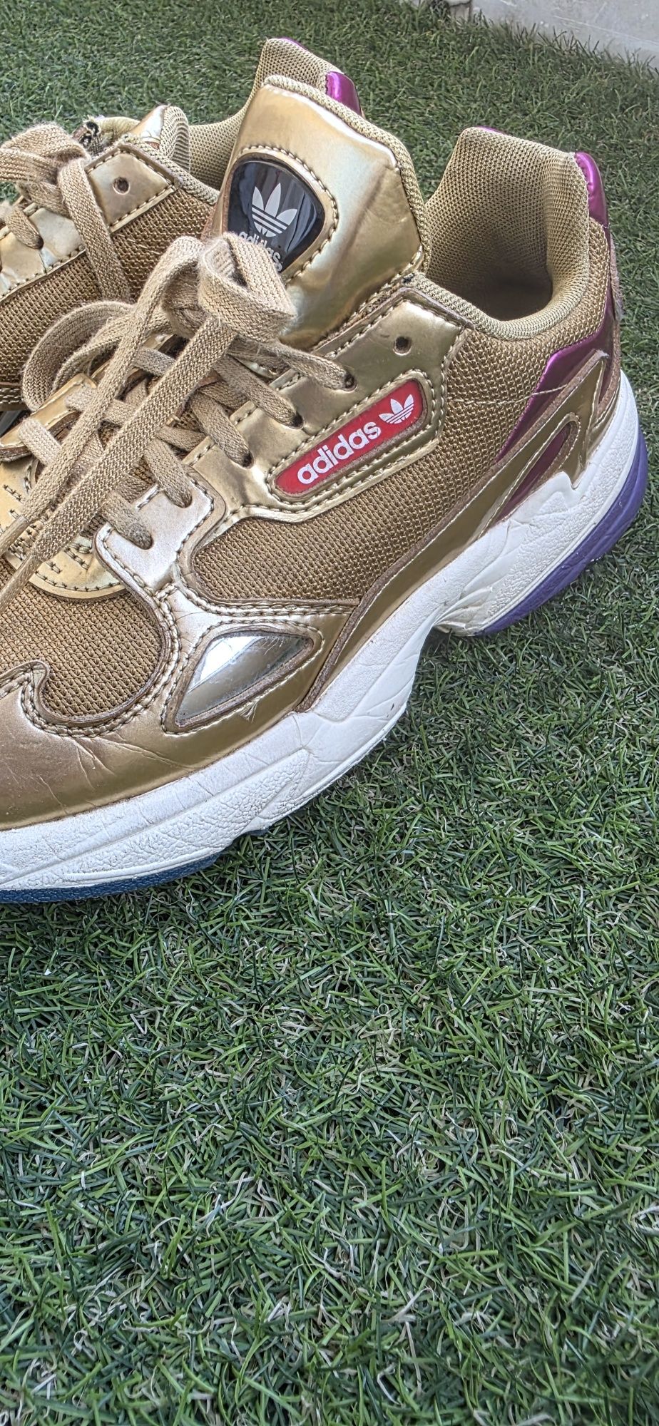 Tenis adidas dourados