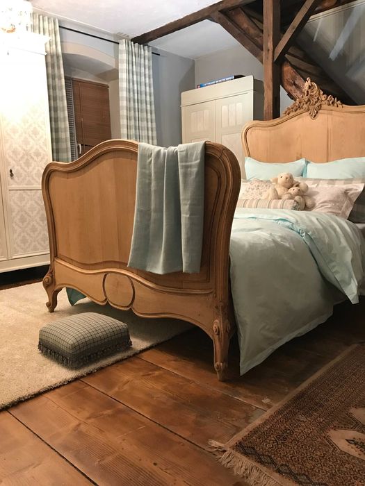 Dębowe Łóżko w Piękne Rzeźbienia Rocaille