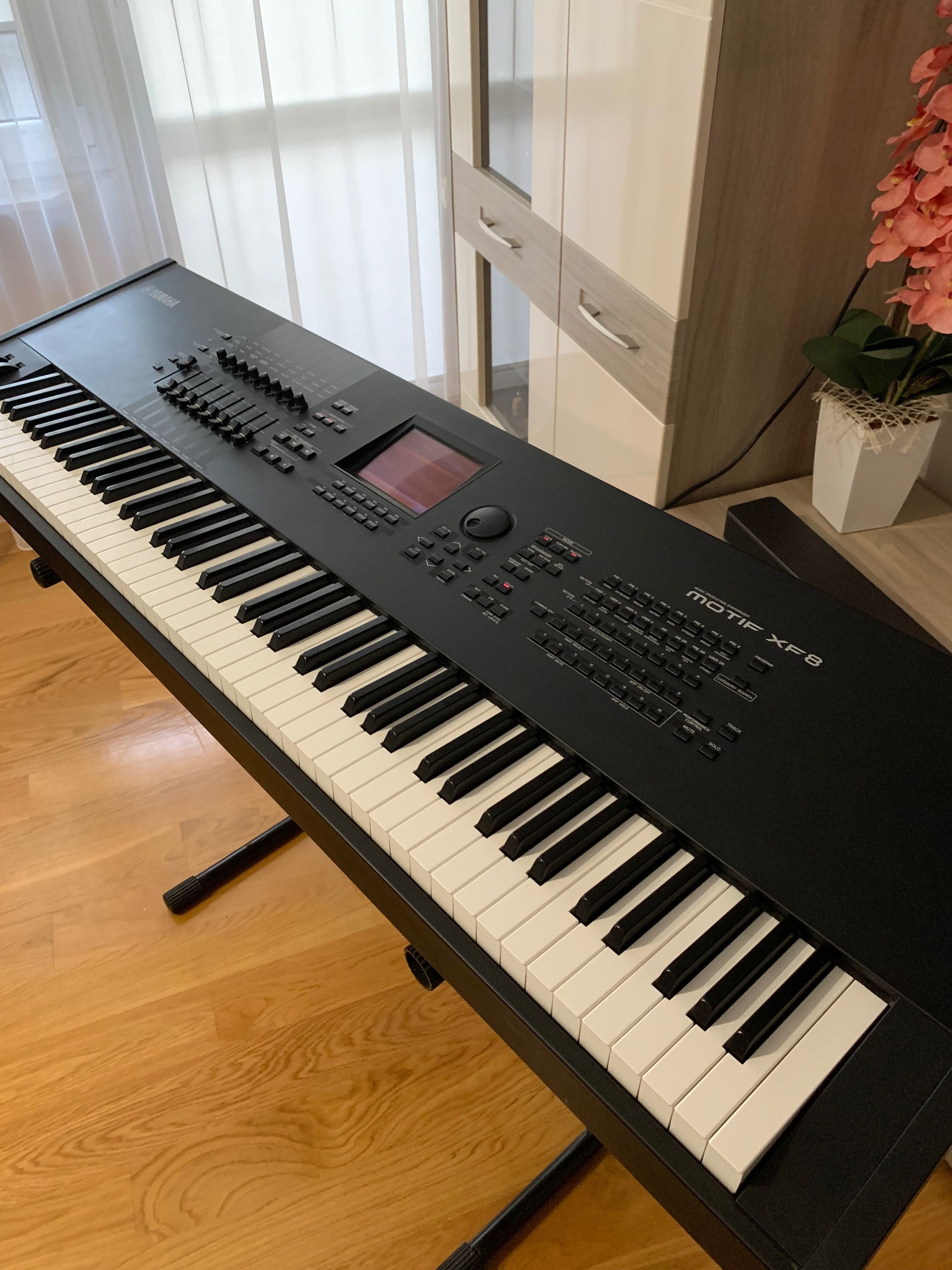 Yamaha MOTIF XF8 + case + 2 GB