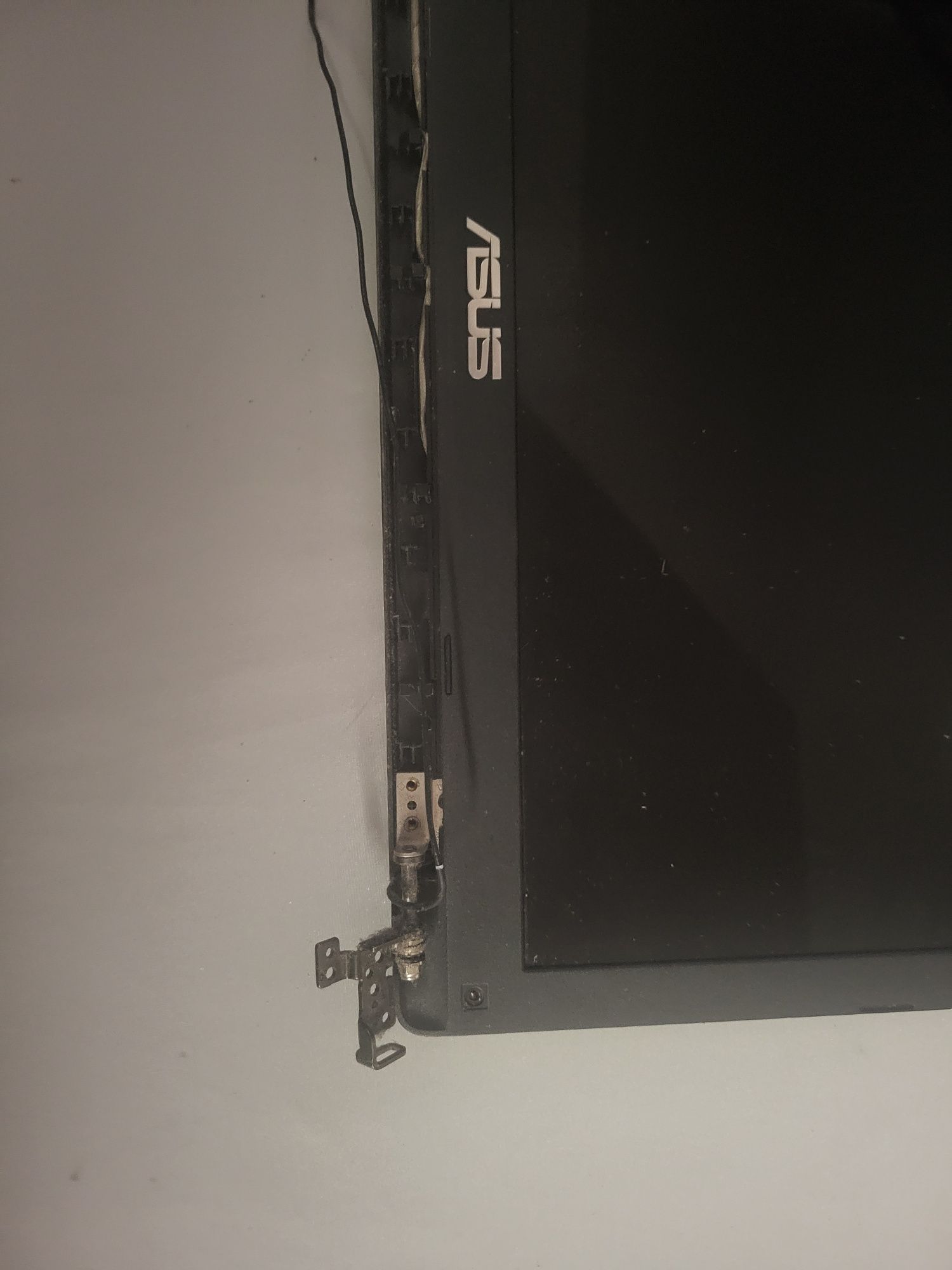 Sprzedam Klapę matrycy pasmo zawiasy do laptopa Asus F553M