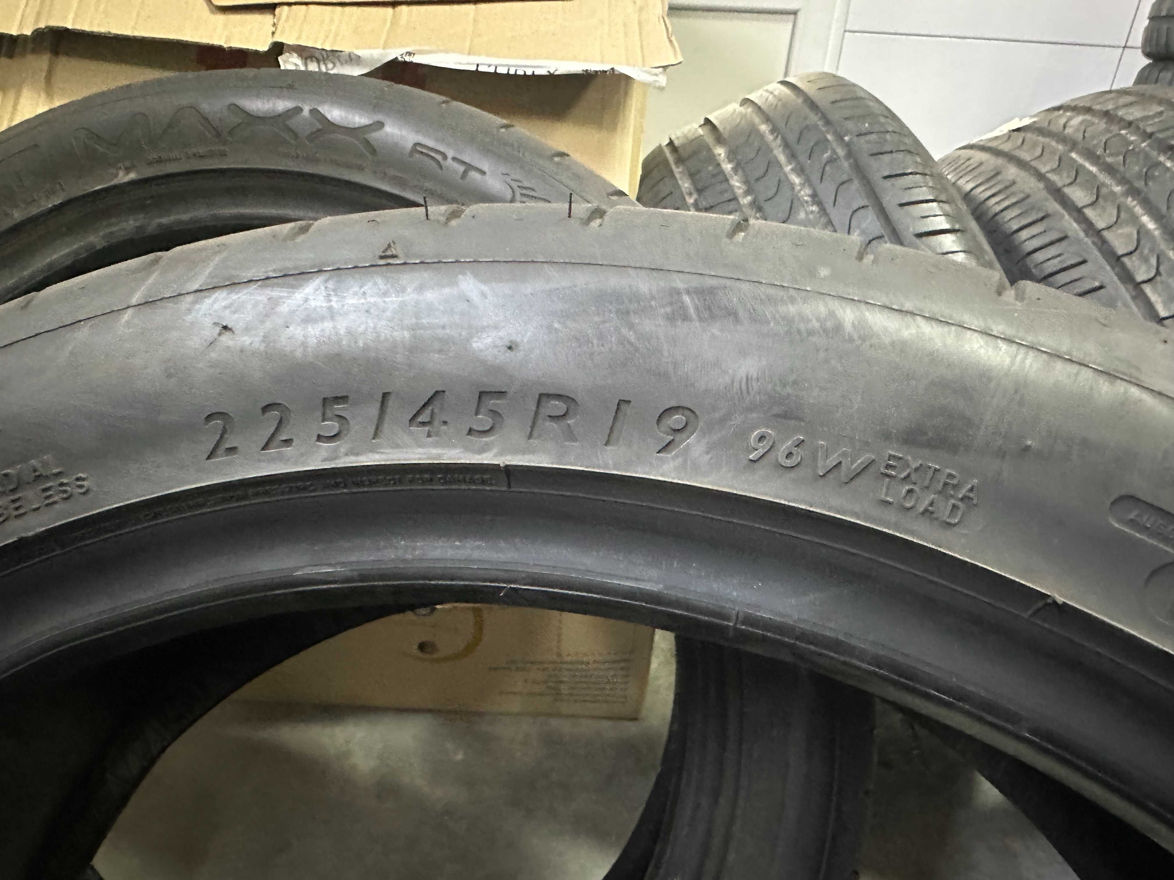 225-45 R19 96W Dunlop Sport Maxx RT 4шт