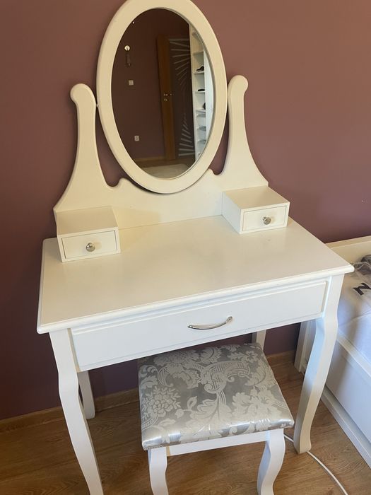 sprzedam toaletke idealna dla dziewczyny troche uszkodzona tylko odbis