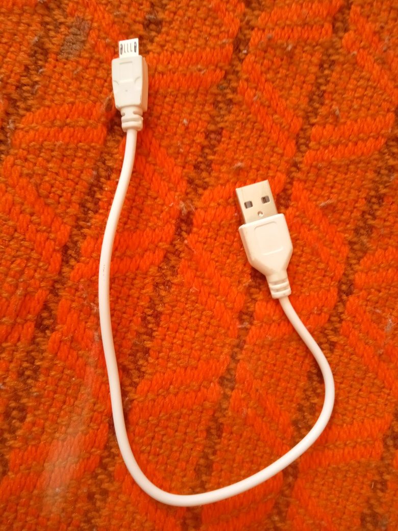 Kabel USB biały.