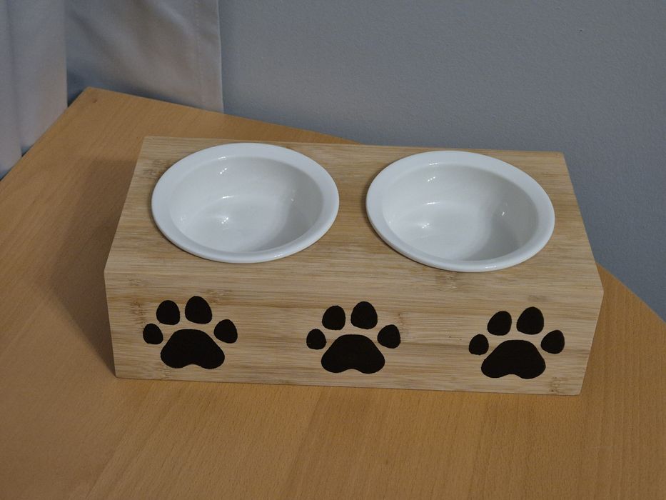 Drewniany stojak z miseczkami dla psa lub kotka – 8 cm wysokości