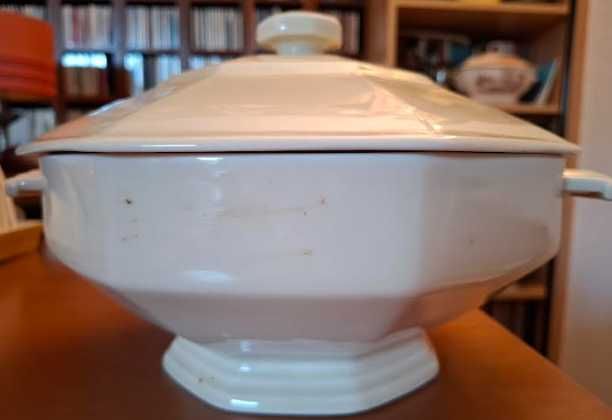 Terrina em porcelana de Coimbra