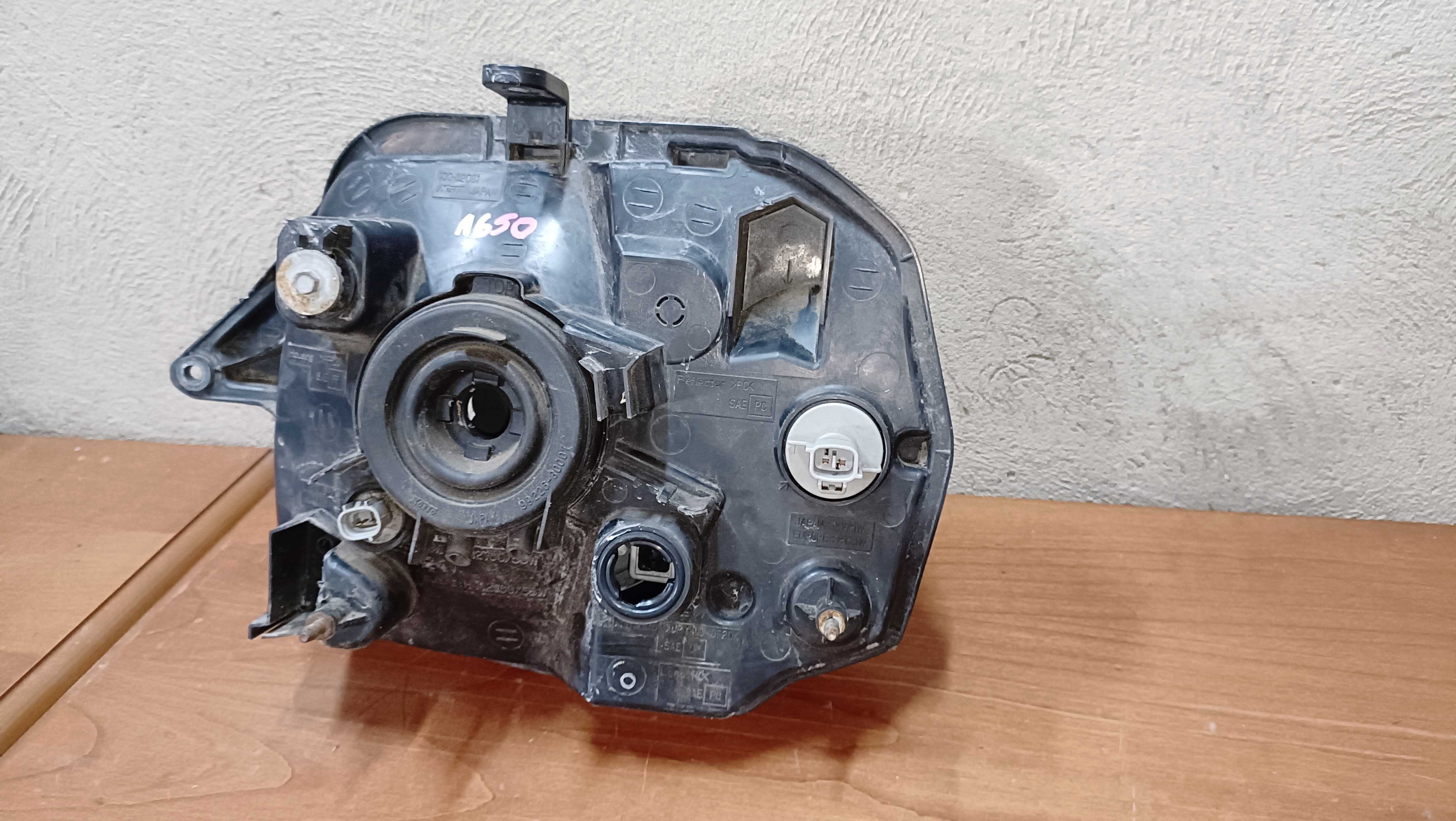 Suzuki Jimny 98-08.r Lampa przód prawa