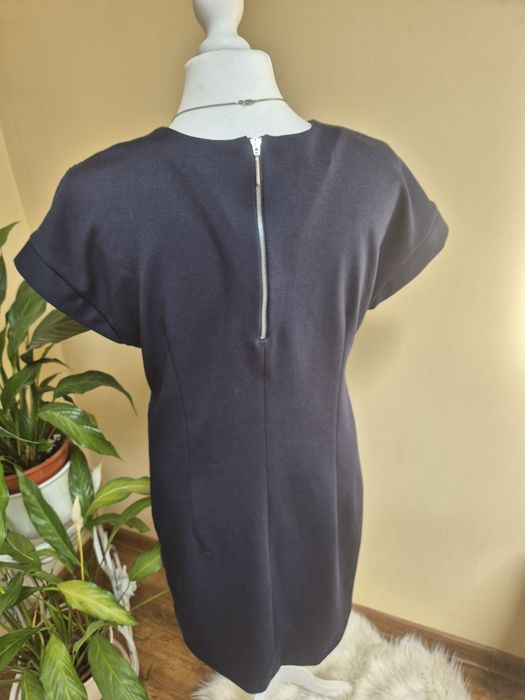 Elegancka klasyczna sukienka dopasowana Reserved  dekoldV granat 36