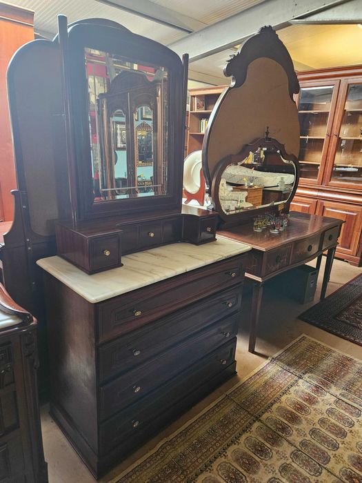 Comoda em madeira maciça com tampo em pedra e espel