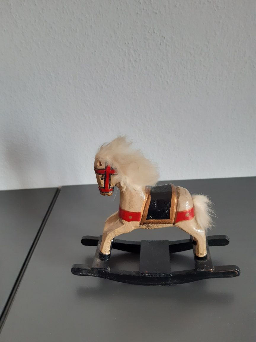 Cavalinhos de madeira pintada