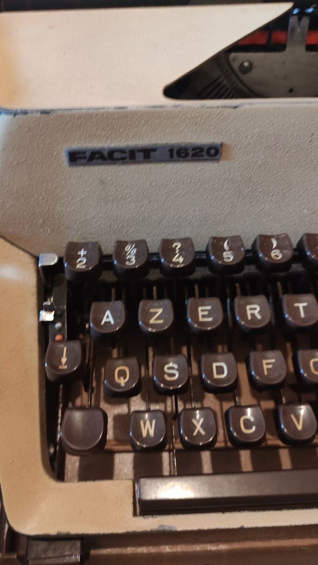 Máquina de escrever Facit