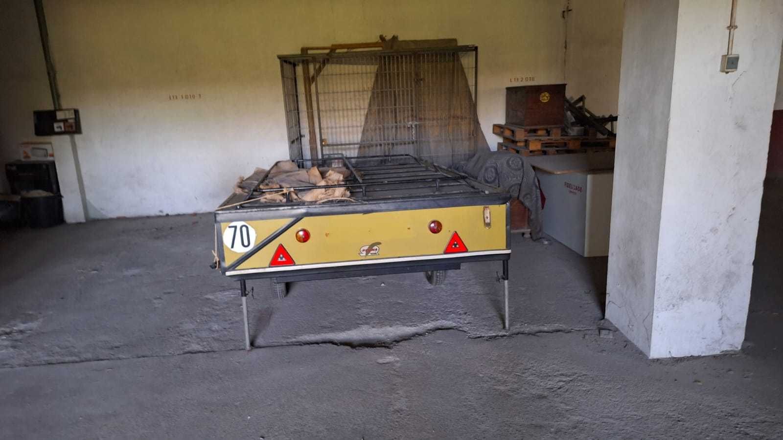 Atrelado com tenda campismo