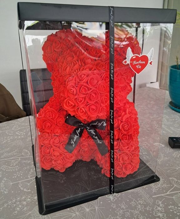 Duży miś XXL  z różyczek. Nowy w pudełku 
Stan idealny, jak nowy, nigd