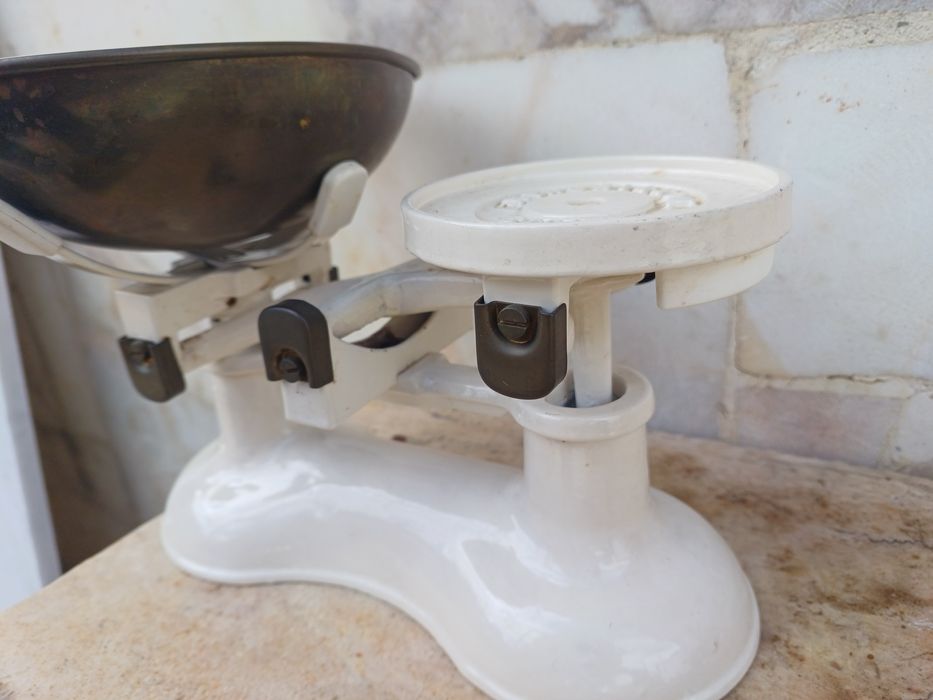 Balança antiga branca