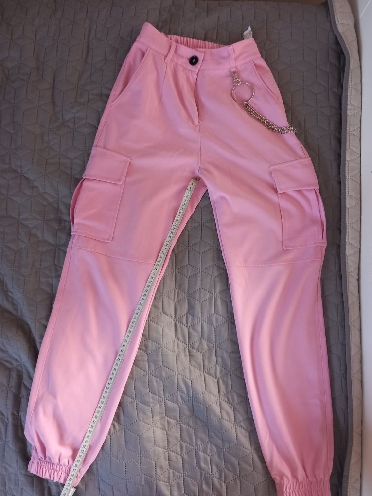 Różowe spodnie, bojówki z łańcuszkiem, Bershka, roz. XS 34