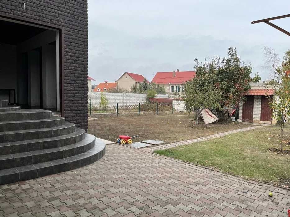 Продам  2-этажный дом с современным ремонтом в Лесках