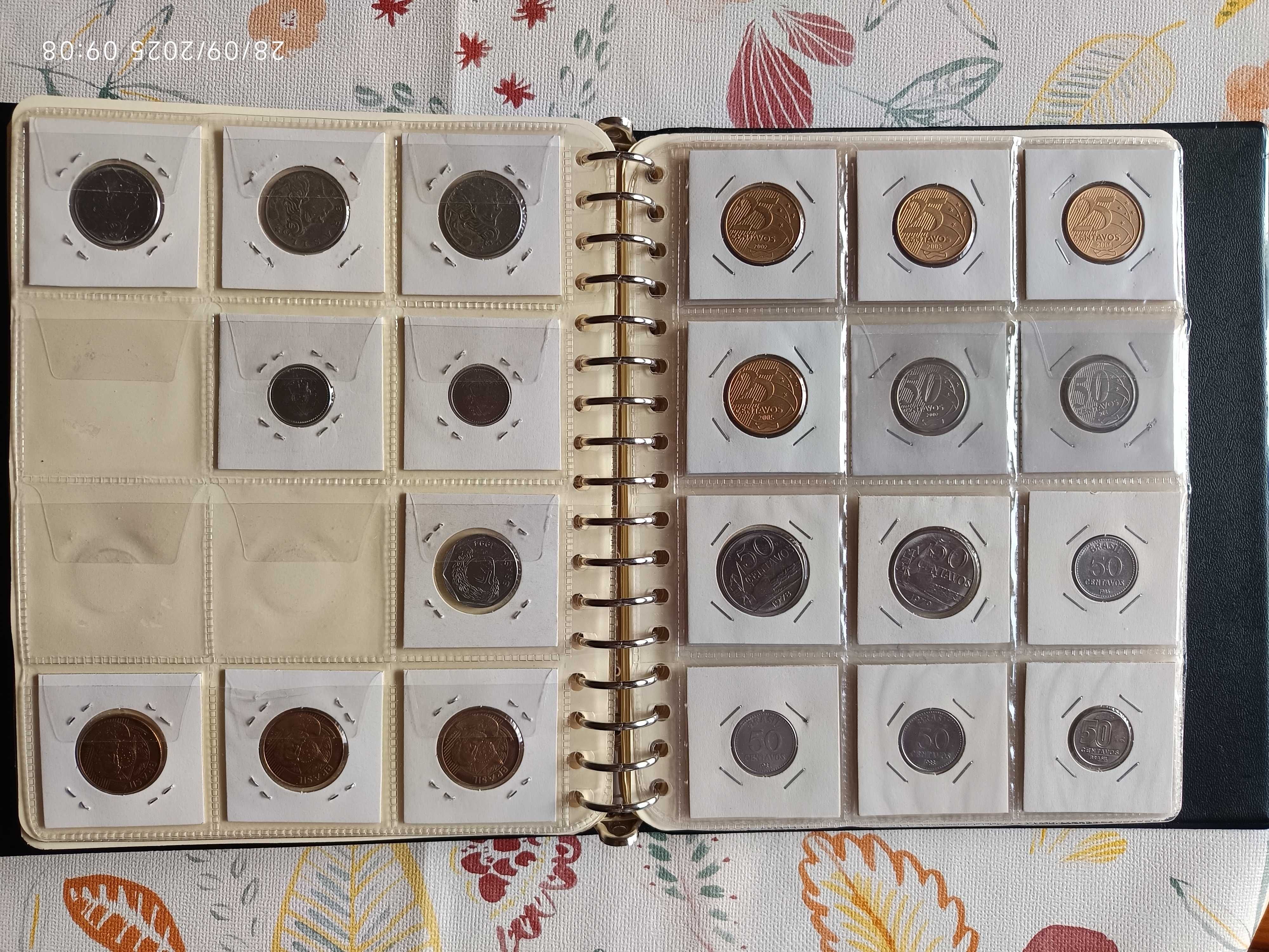 Álbum com Várias Moedas do Brasil