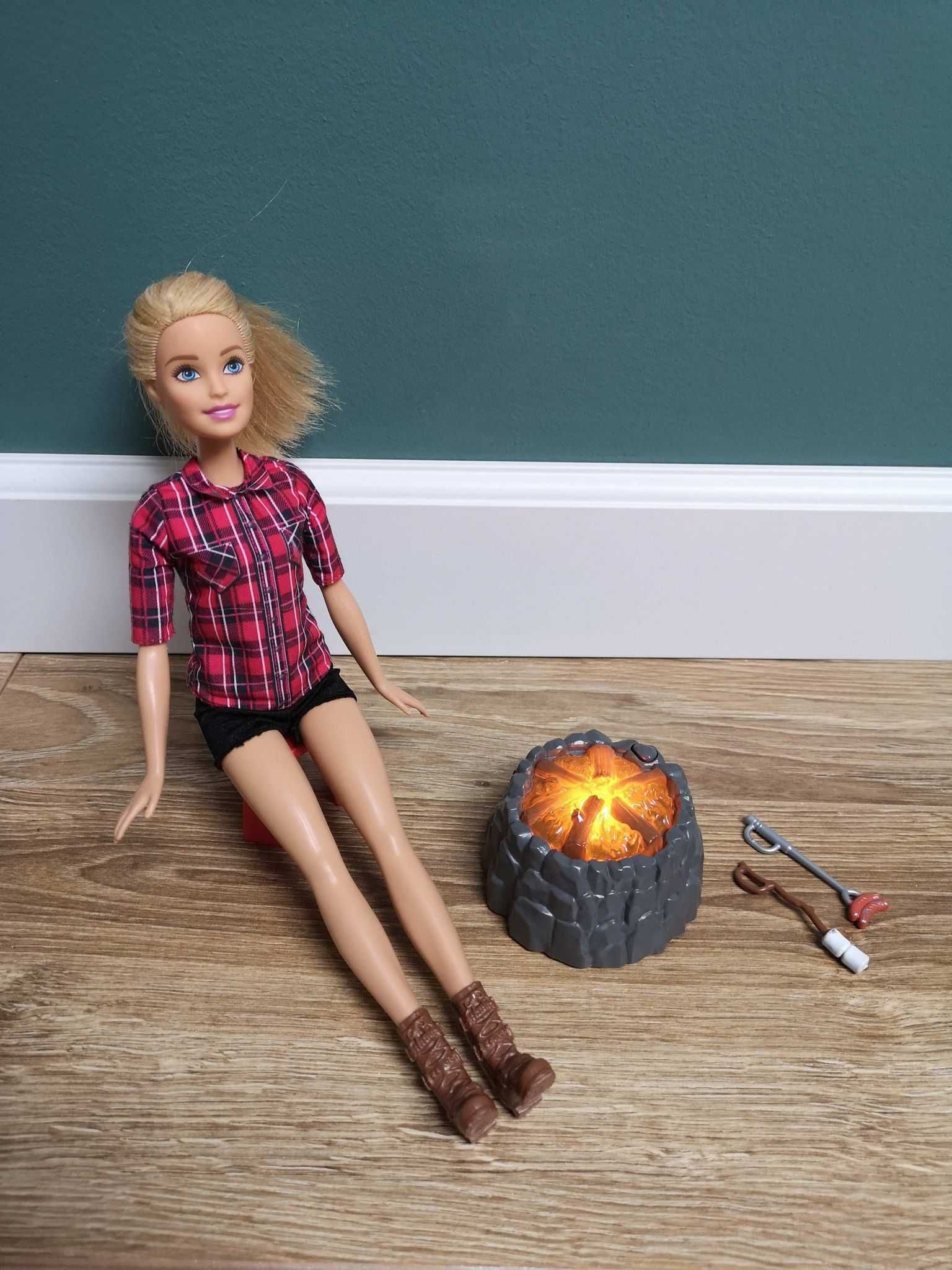 Lalka Barbie na biwaku kamper