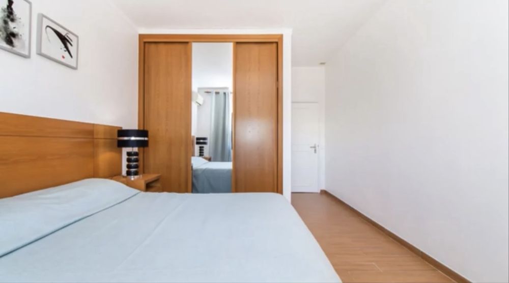 Quarto Tunes com casa se banho compartilhada.