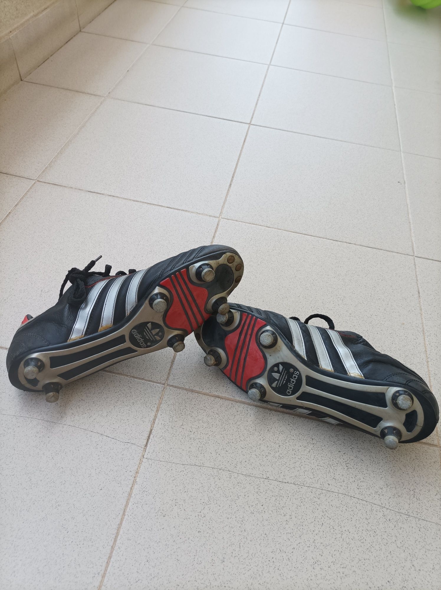Botas de futebol vintage têm 40anos