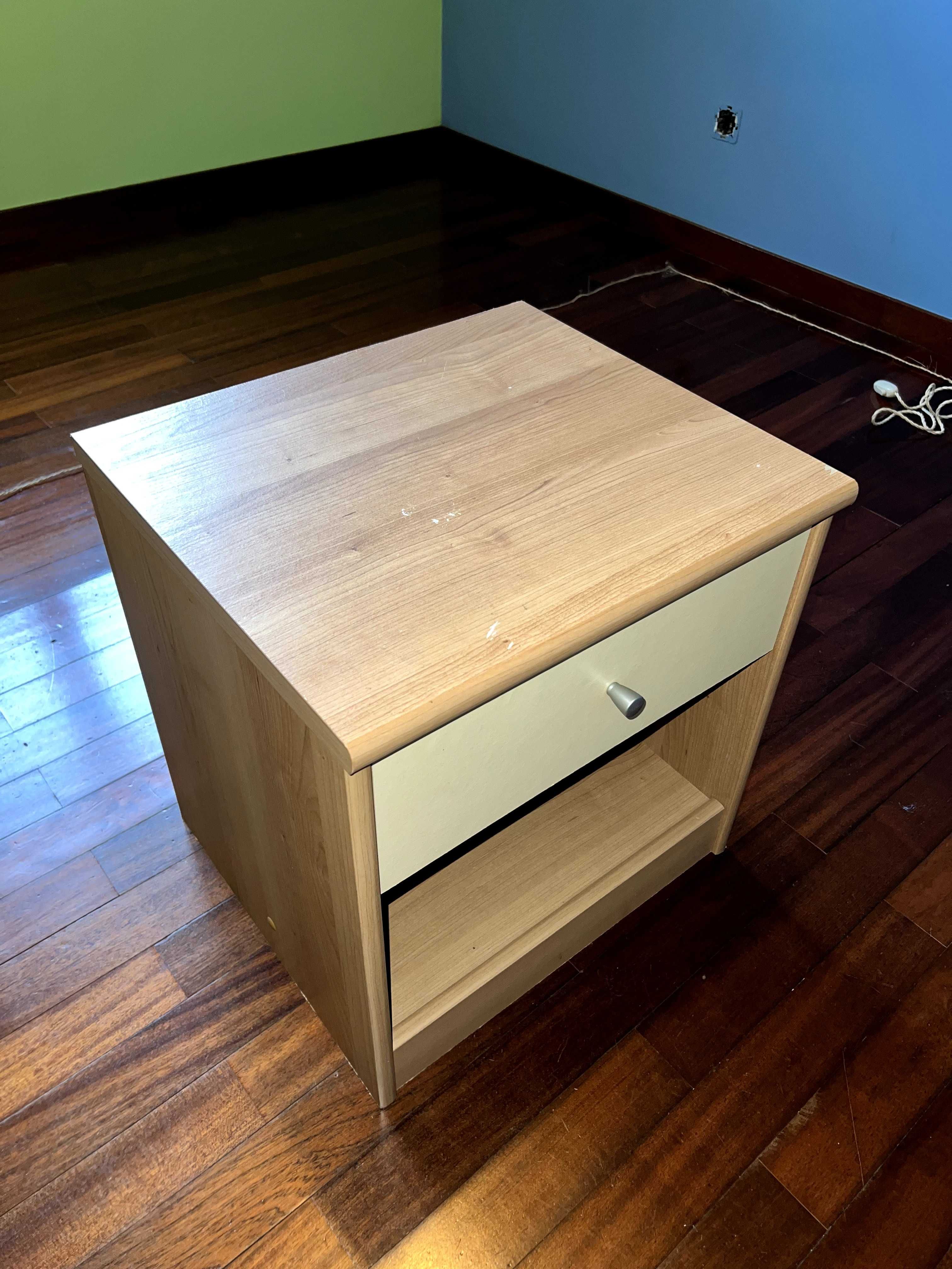Conjunto Cama de Solteiro com Guarda Roupa, Mesa de Cabeceira e Cómoda