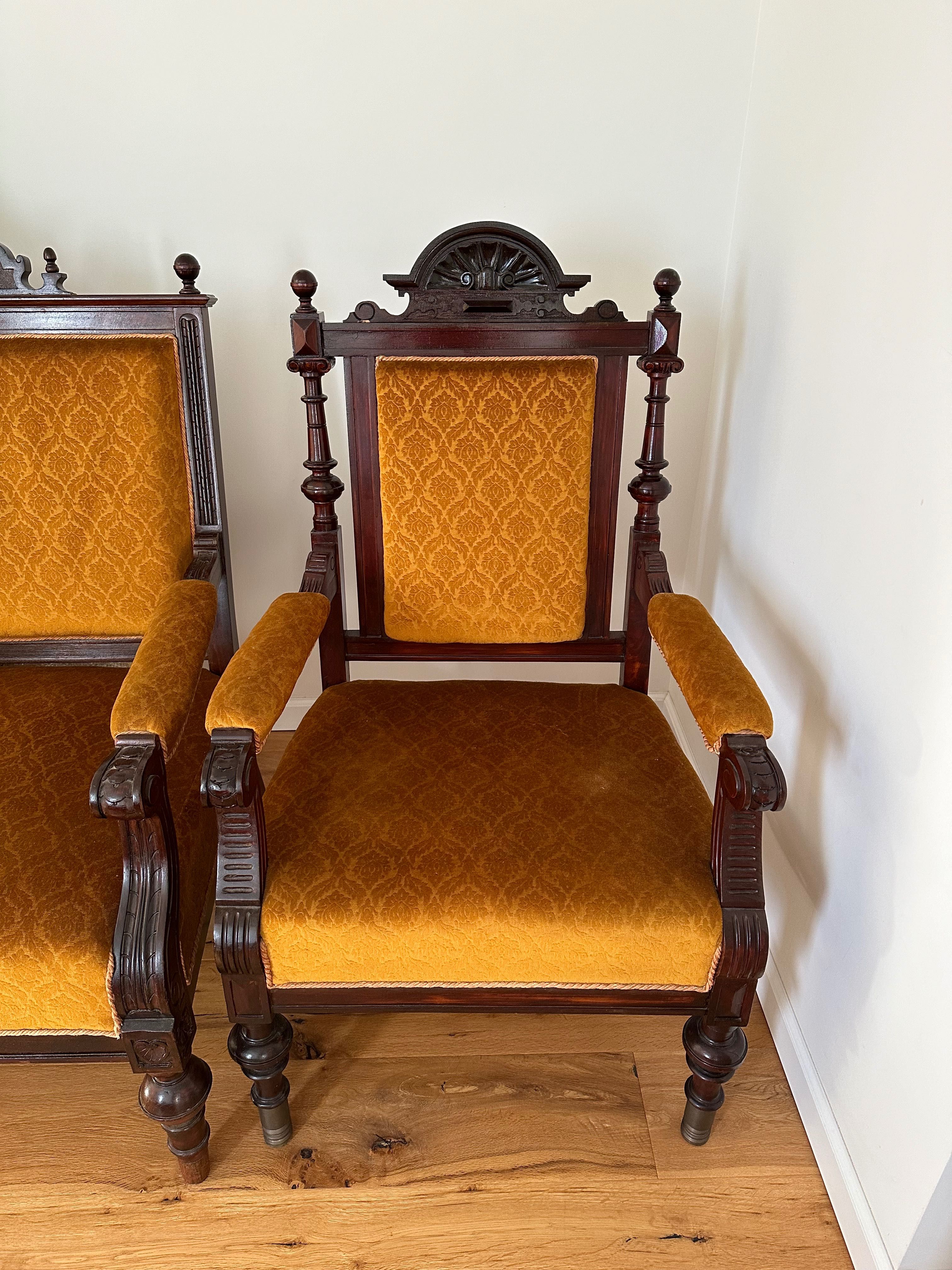 Eklektyczny miodowy komplet. Sofa+2 fotele+2 krzesła