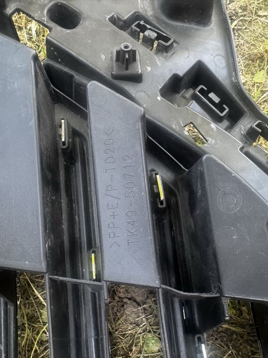 Решітка радіатора Мазда сх-9