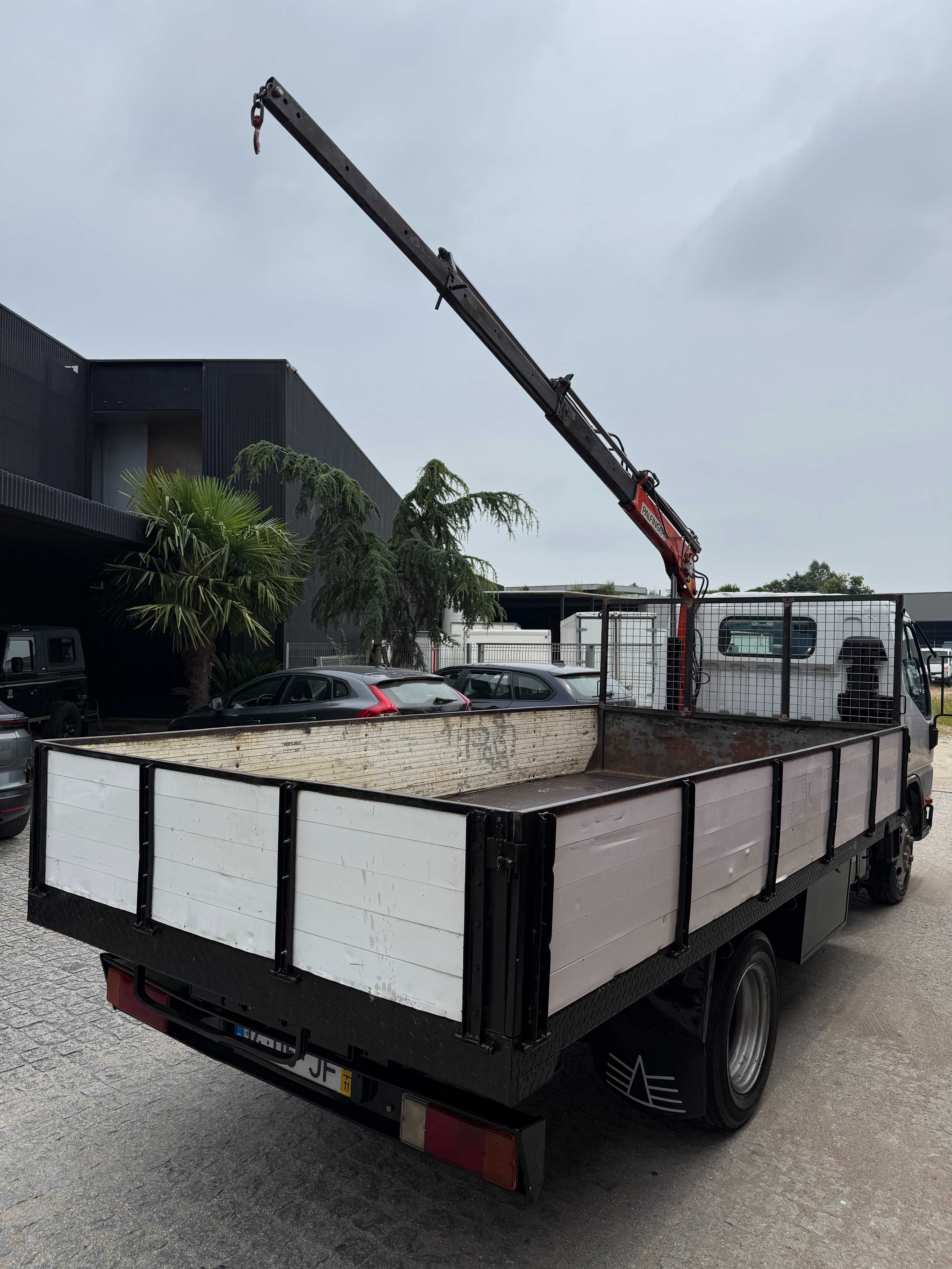 Carrinha Mitsubishi canter com grua