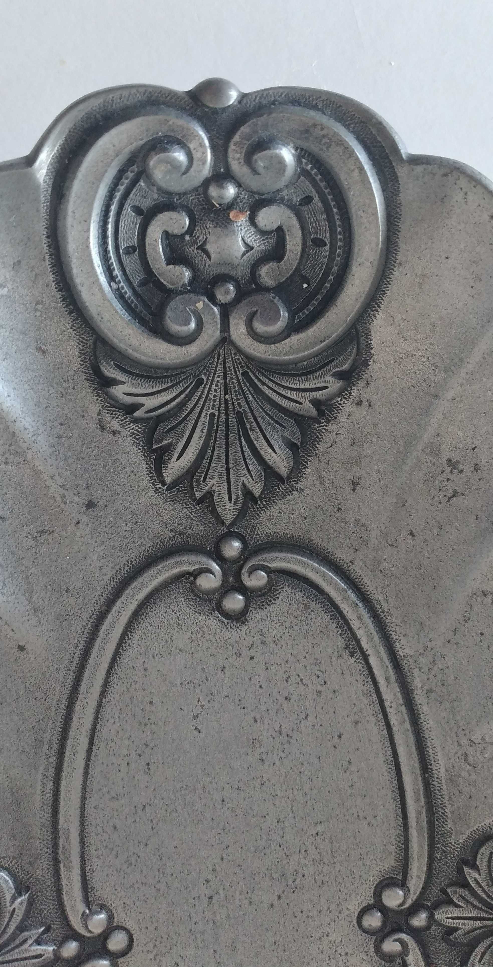 Elegante covilhete/centro de mesa em estanho artístico a 95%, de 4 pés