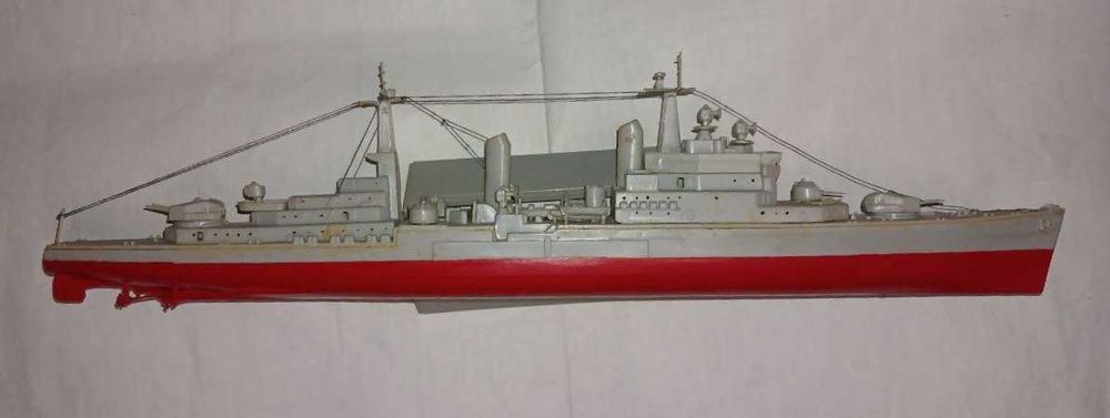 Крейсер F142, модель производства времён СССР. Масштаб М 1:72.