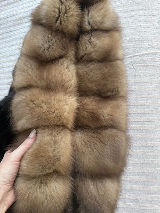 Шуба норковая с капюшоном из куницы