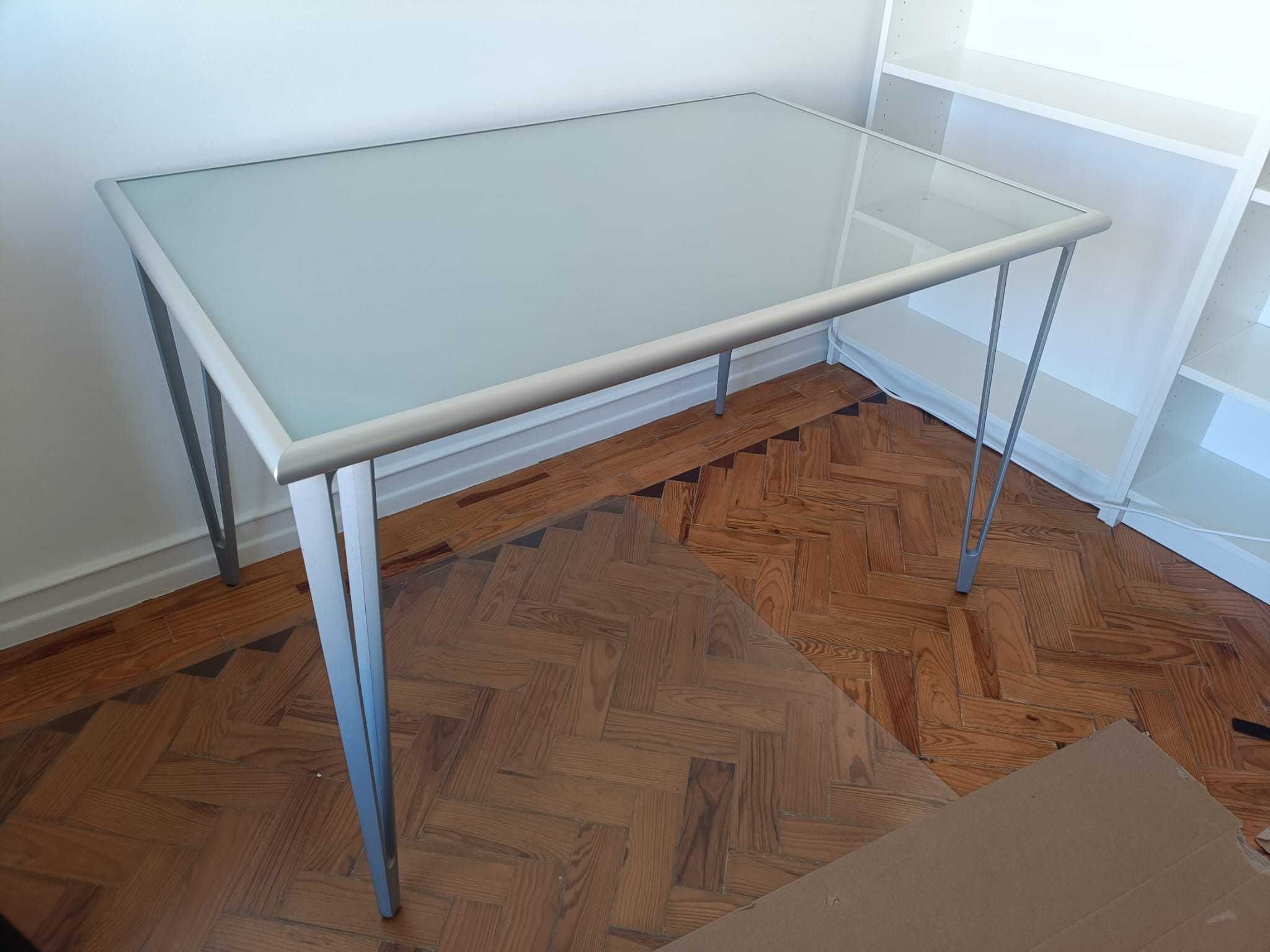 Mesa com tampo de vidro