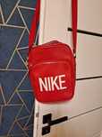 czerwona torebka Nike