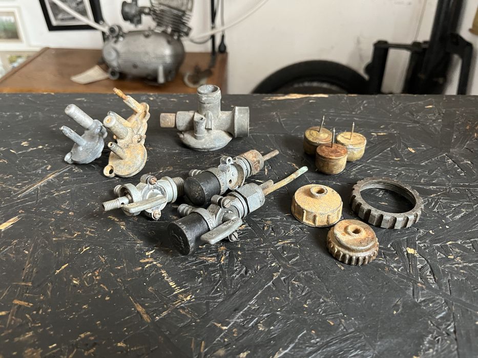 Zestaw czesci elementow gaznika Romet Komar 232 Jawka Motorynka calosc