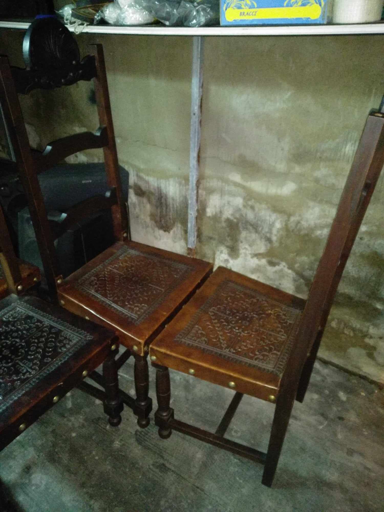 Mesa e cadeiras de madeira