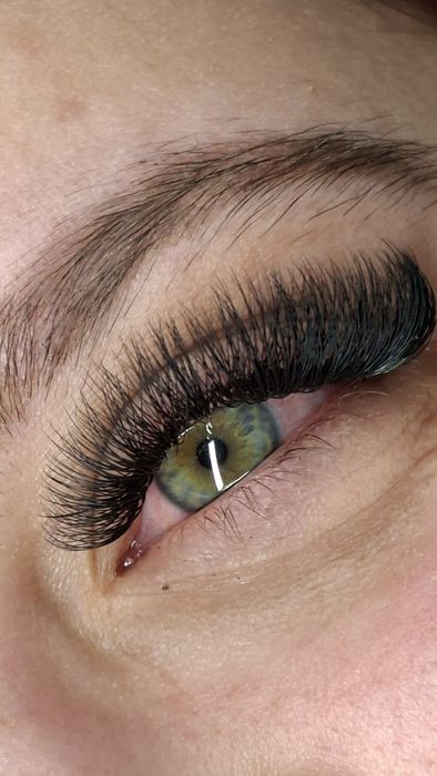 Нарощування вій.