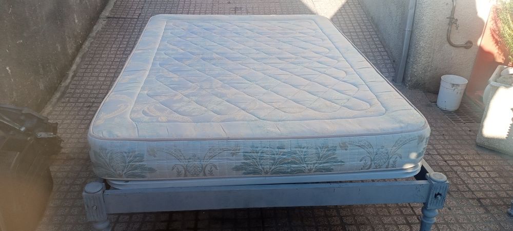 vendo cama casal colchão 2 mesinhas