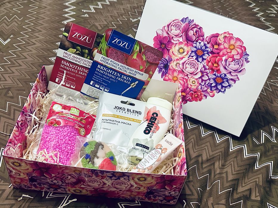 Подарунок. Подарунковий набір в яскравій коробці для жінок, дівчат