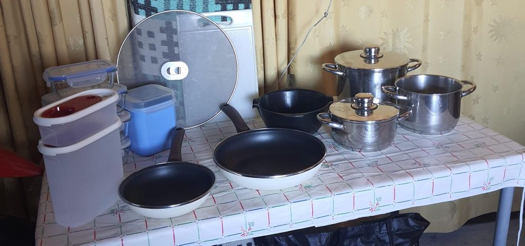 3 tachos + 2 frigideiras + caixas tupperware + caixas de vidro