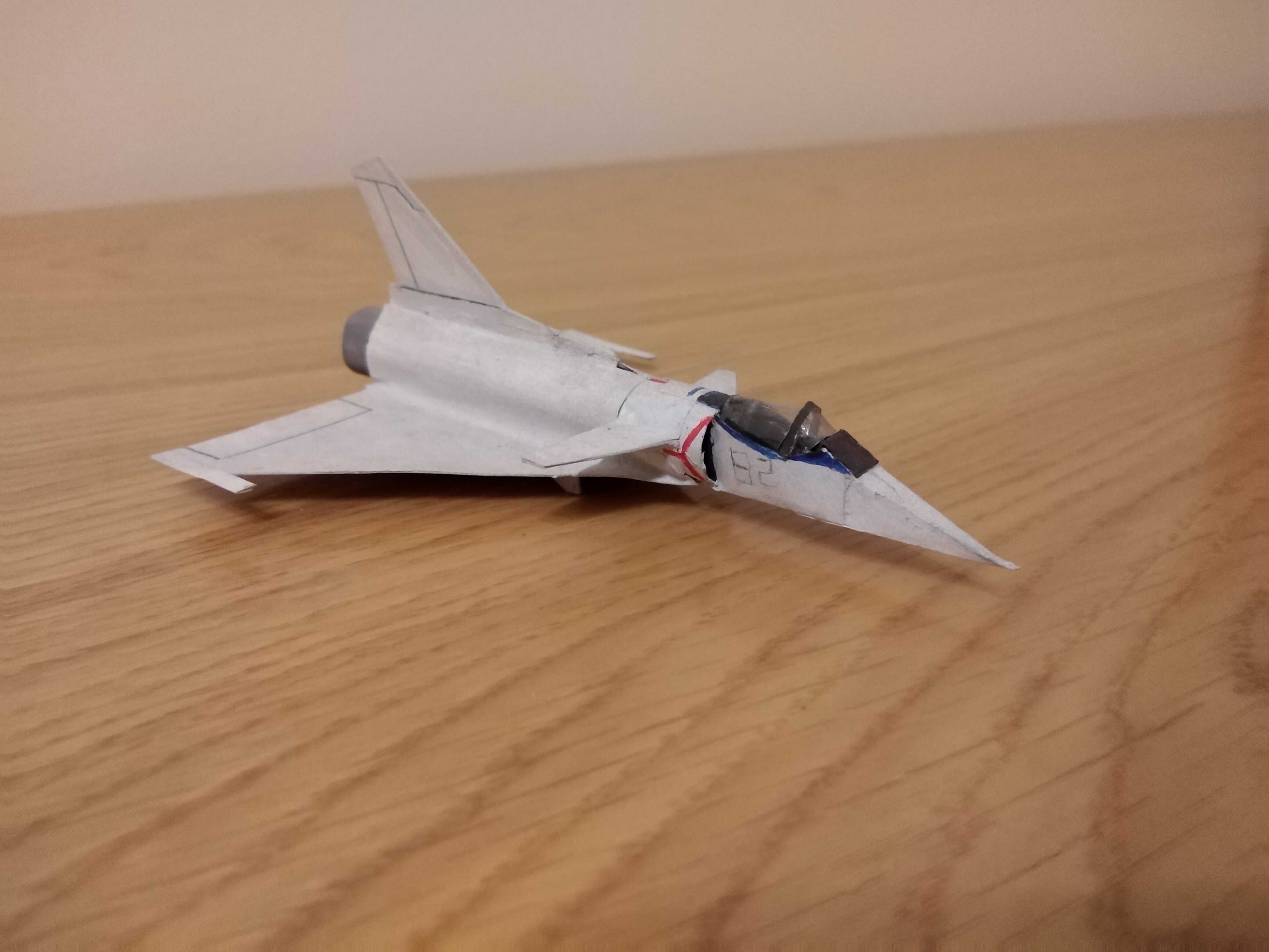 Avião em papel baseado no Mirage 2000