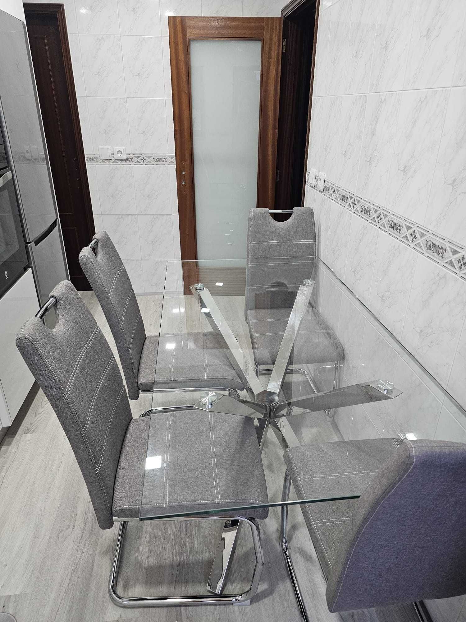 Conjunto de mesa e cadeiras