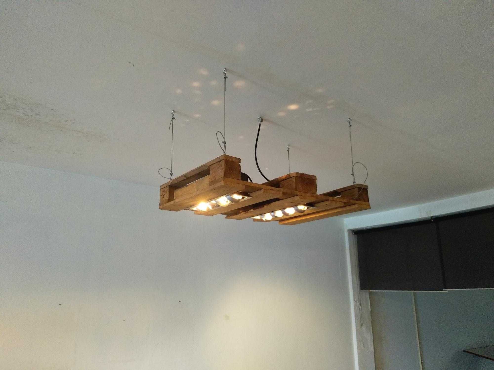 Projetores de luz encastrados em paletes para tecto.