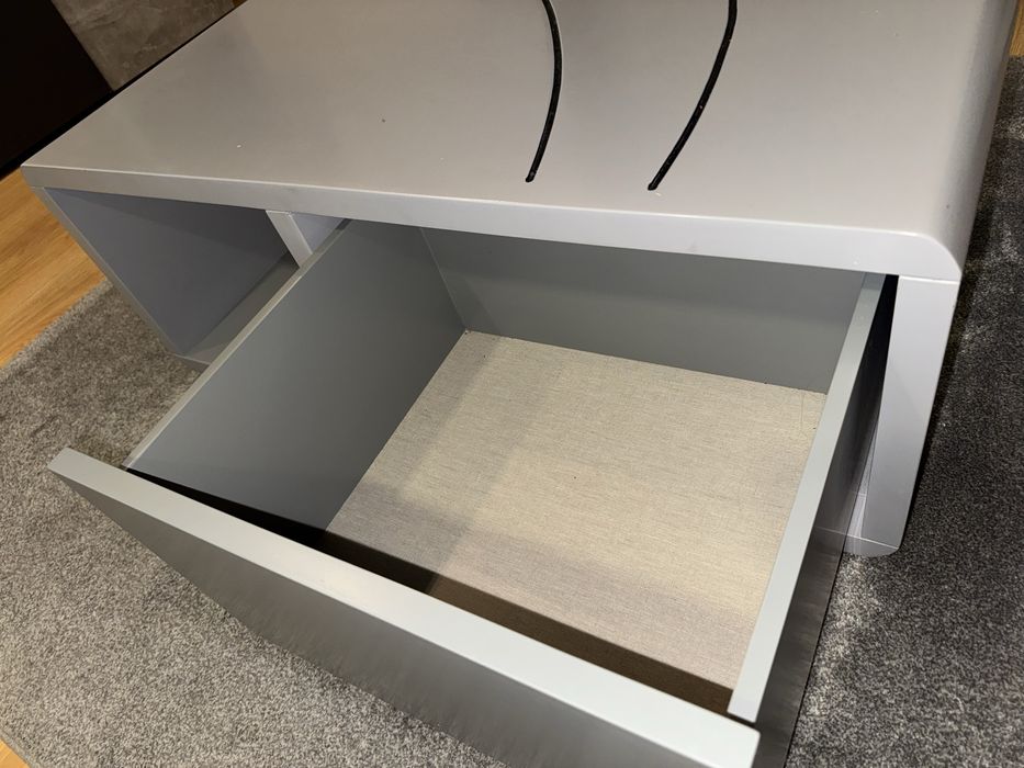 Mesa de centro de sala de estar em cinza lacado