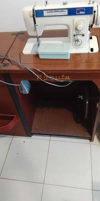 Máquina de costura adauta