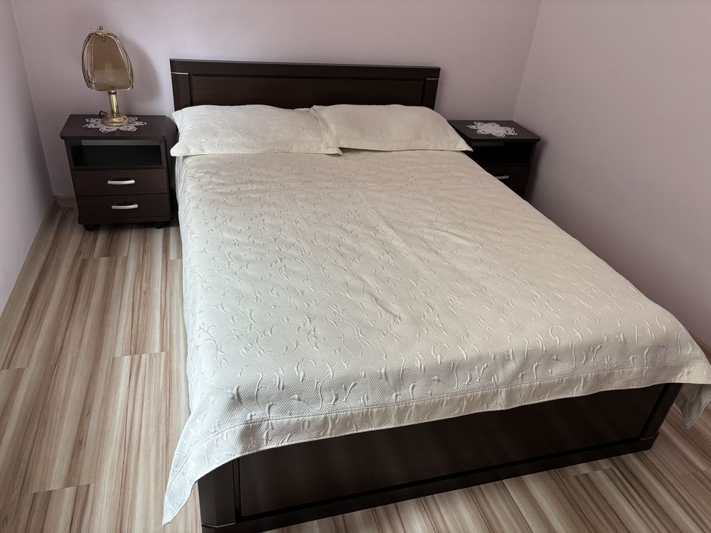 Korpus łóżka plus stoliki.